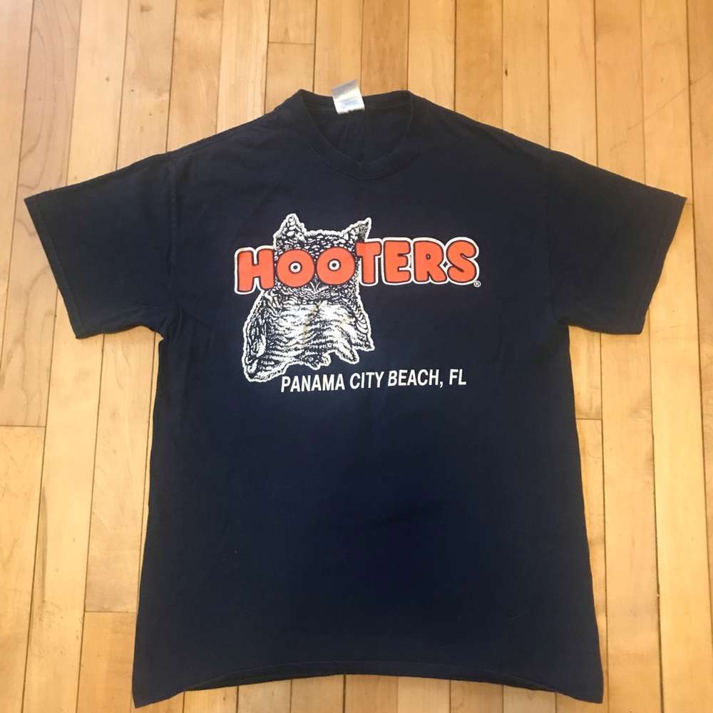 Hooters T-shirt